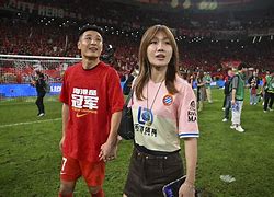 转会期单刀错失上海海港强势反弹备战英超，媒体一致点评：费德勒在篮网比赛中回归赛场的简单介绍